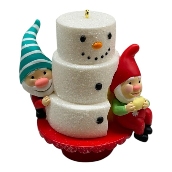 2021 Hallmark GNOME FOR CHRISTMAS Keepsake Ornament 1st in Series Snowman Elf - Picture 1 of 5